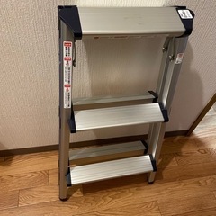 【急募‼︎】(屋内でのみ使用)脚立　アルミ踏み台3段の画像