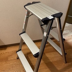 【急募‼︎】(屋内でのみ使用)脚立　アルミ踏み台3段