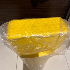 クロックスのような軽い素材のカバンの画像