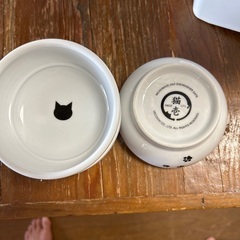 ベットの餌容器　大1個、小3個あり。の画像