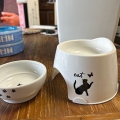 ベットの餌容器　大1個、小3個あり。の画像