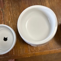 ベットの餌容器　大1個、小3個あり。の画像
