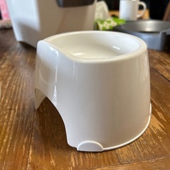 ベットの餌容器　大1個、小3個あり。の画像
