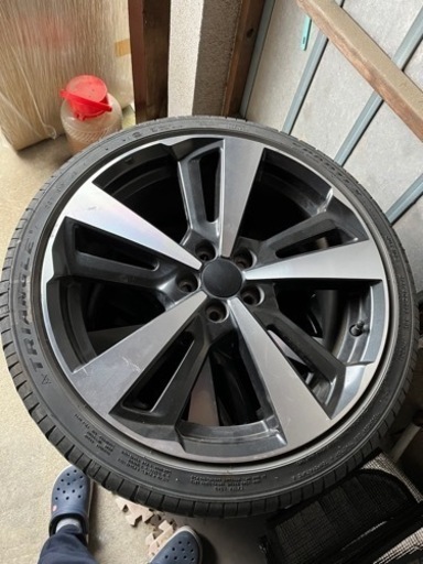 車のパーツ タイヤ、ホイール215/40z r18