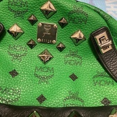 【MCM】美品 中古 MMK 4SVE80 スタッズ バックパック リュック ポシェット ショルダーバッグ 総ロゴ柄 ギャランティカード グリーンの画像