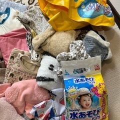 主に80-95サイズの子供服や浮き輪などの画像