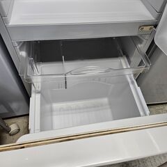 リサイクルショップどりーむ荒田店 No11752　処分特価　ハイアール　2ドア冷蔵庫　2016年製　容量138L　※パッキン汚れ・冷蔵庫内部タバコ臭がします(´;ω;｀)の画像