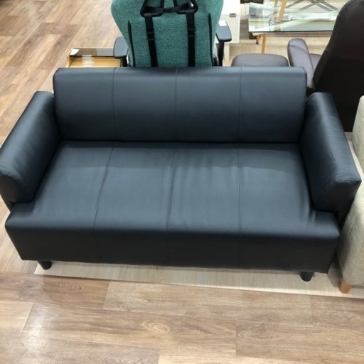 シックなブラックの2人掛けソファーのご紹介