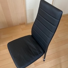 4人がけのガラスダイニングテーブルの画像
