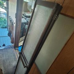 アルミ折れ戸、扉一枚、ふすま二枚
