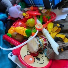 子供向けの様々なおもちゃや本の画像