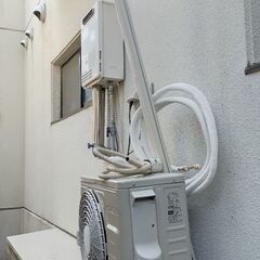 HITACHI エアコン 白くまくん 2013年製造 化粧カバー付きの画像