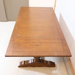 イギリス家具メーカーOld Charm(オールドチャーム)のオーク材ドローリーフテーブルです。クラシックでエレガントな伸長式ダイニングテーブルは来客時にも活躍する食卓です♪/英国の画像