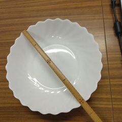 ●得得新皿値下新品20センチ縦4センチ白と25センチ大皿柄付18...