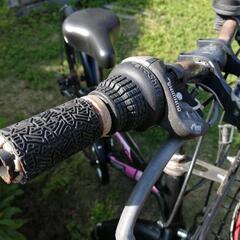 子供用自転車（ヘルメット付）　小学校中学年〜高学年用　小学生の画像