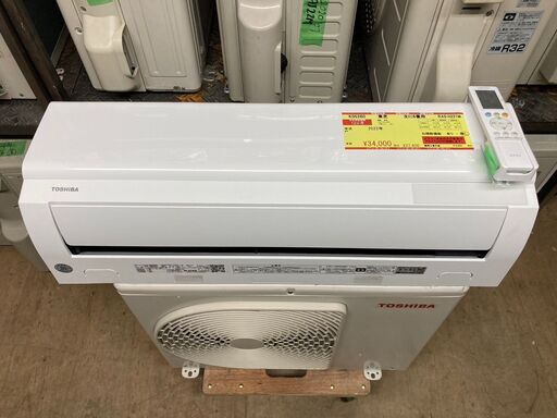 K05260　中古エアコン 東芝 2022年製 主に6畳用 冷房能力 2.2KW / 暖房能力 2.2KW