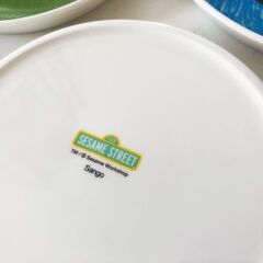 セサミストリートのお皿の画像