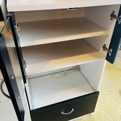 《売約済》【池上店】食器棚　レンジ台　リビング収納　カップボード　棚　キャビネット　モノクロ　白黒　おしゃれ　取っ手　ガラス　飾り棚　スライドレール　コンセントの画像