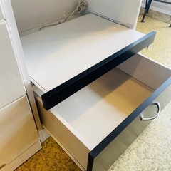 《売約済》【池上店】食器棚　レンジ台　リビング収納　カップボード　棚　キャビネット　モノクロ　白黒　おしゃれ　取っ手　ガラス　飾り棚　スライドレール　コンセントの画像