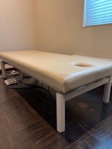 昇降式 施術ベッド（有孔）