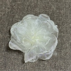 白いレースの花コサージュ