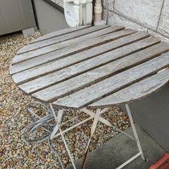 外用テーブル、椅子2つの画像