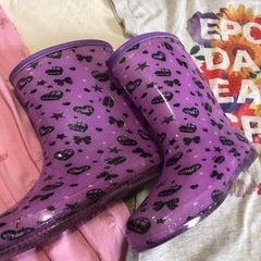子供レインブーツとＴシャツの画像