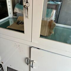 アンティーク ヴィンテージ ケビント 医療用棚 収納 レトロ シャビー 実用 大豊 スチール製 鍵付きの画像