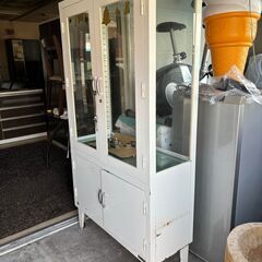 アンティーク ヴィンテージ ケビント 医療用棚 収納 レトロ シャビー 実用 大豊 スチール製 鍵付きの画像