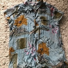 シャツ２枚　サイズM　羽織るのにも　木ボタンでアジア風の画像