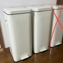 ゴミ箱　白　ホワイト　30L ペダル開閉式　ふた付きの画像