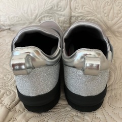 新品未使用　スニーカー　婦人　レディース　22.5㎝　シルバーの画像