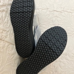 新品未使用　スニーカー　婦人　レディース　22.5㎝　シルバーの画像