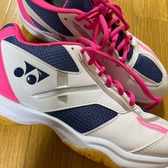 ヨネックスバドミントンシューズ24.5の画像