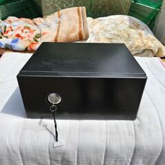 耐火金庫　スレ　キズ　あります　カギ１個　サイズ約41×34cm...
