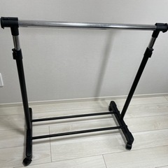 シンプルなハンガーラックの画像