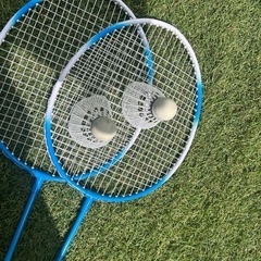 【土曜日取引のみ】バトミントンラケットと羽の画像