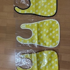 HELMi　【未使用.未開封】発払い可。赤ちゃん用、食事エプロン(27×28)程度の画像