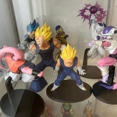 ガラスショーケース と ドラゴンボールのフィギュア