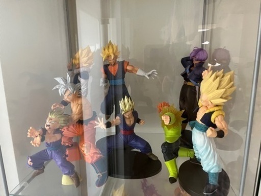 ガラスショーケース　と　ドラゴンボールのフィギュア