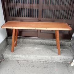 木製展示台テーブル　幅約１３８cm奥行約３４cm　高さ約７０cm