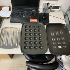 ☆値下げ☆K2404-863 アイリスオーヤマ 網焼き風ホットプレート APA-135-T 通電確認済み 2018年製 取説なし 中古の画像