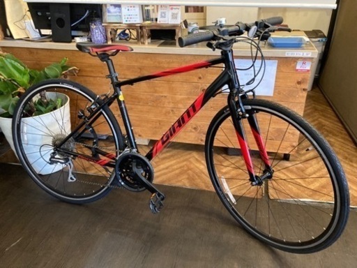 【GIANT CROSTAR前後タイヤ新品！ 】アルミフレーム　2×8速　700×28cクロスバイク　ブラック×レッド