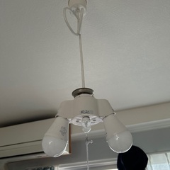 無料　二灯用ペンダントソケット　LED電球つき　引き渡し希望　29日15時から19時の間、明日の朝7時から10時　の画像
