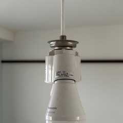 無料　二灯用ペンダントソケット　LED電球つき　引き渡し希望　29日15時から19時の間、明日の朝7時から10時　の画像