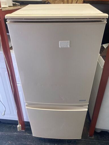 ☆中古￥4,800！SHARP　137㍑2ドア冷蔵庫　家電　2014年製　SJ-C14Y-C型　【BD205】