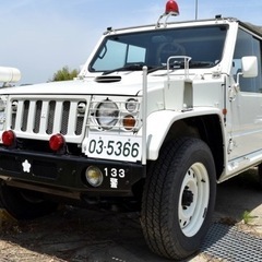 自衛隊風の白い4wd車 パジェロ？