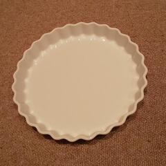 キッシュ型(陶器)とガラス食器の画像
