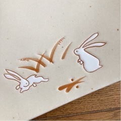うさぎ柄茶碗2個と正方形平皿2枚の画像