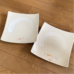 うさぎ柄茶碗2個と正方形平皿2枚の画像